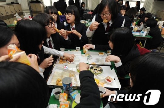 치킨으로 점심 해결하는 학생들