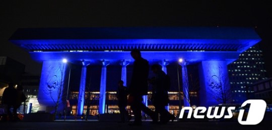 푸른 빛으로 물든 세종문화회관
