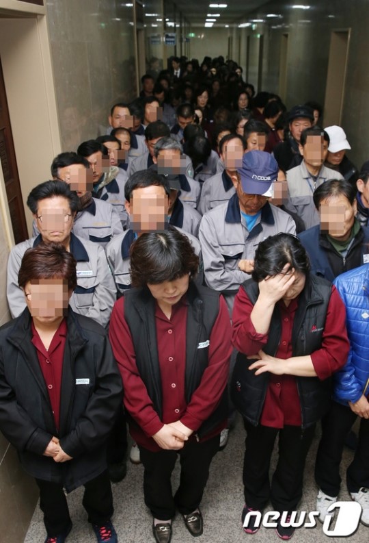 청소용역 노동자, 직접고용촉구 침묵시위