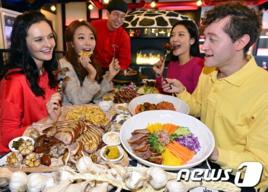 외국인도 놀란 더 놀부족발 화덕구이