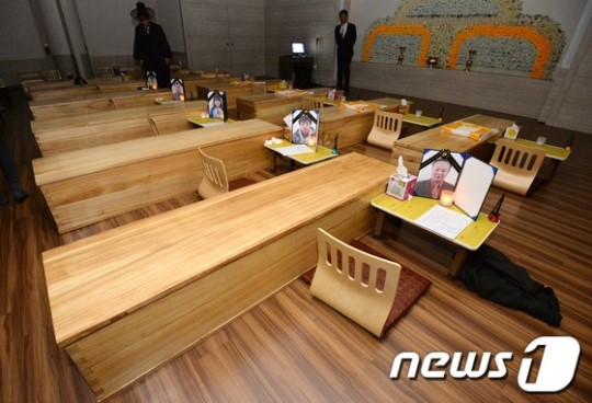 입관 체험하는 시민들