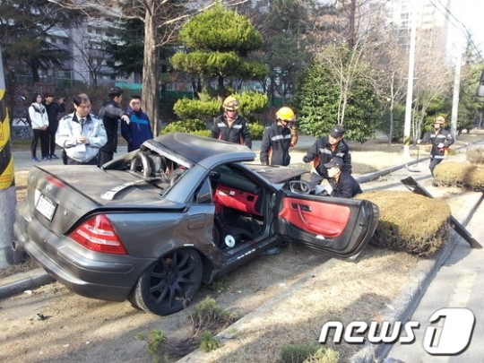 창원서 벤츠 승용차 전봇대 충돌…2명 사상