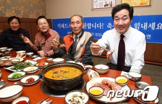 이낙연, 영광서 오리 고기 시식