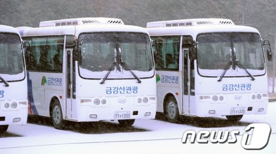 덩그러니 남겨진 금강산관광버스