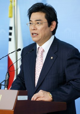 與 "망신 일보 직전에라도 원자력법 통과시켜야"