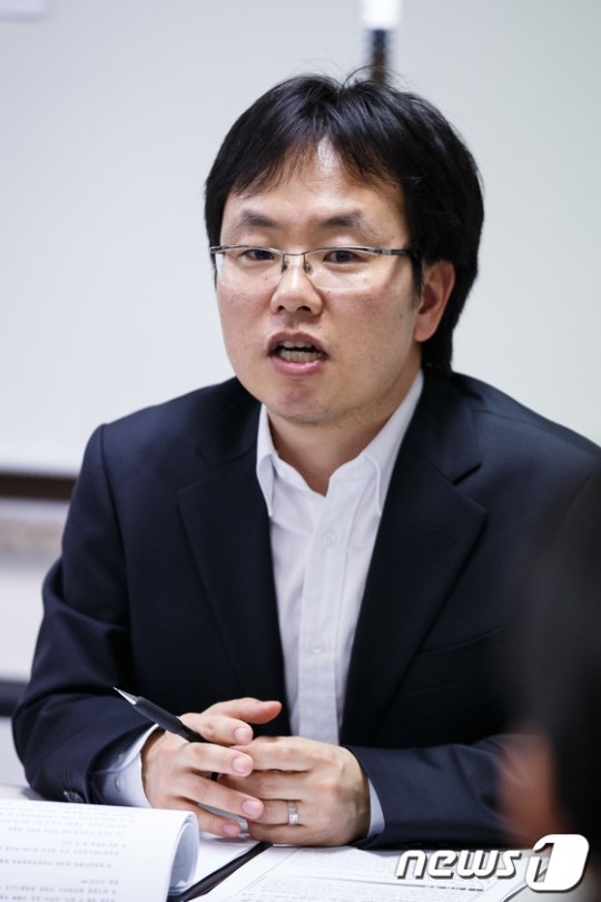 질문 답하는 김진형 변호사
