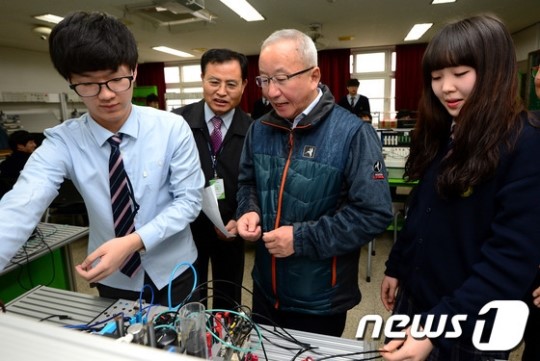 유한공고 방문한 현오석 부총리