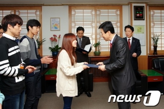 군산수협, 군산대에 장학금 2400만원 전달