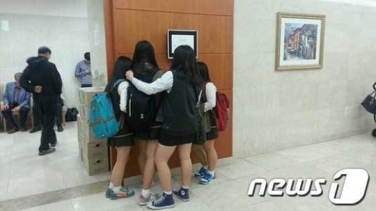 다시 만난 곳이 장례식장일 줄은… 숨진 학생 추모 계속