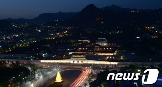 경복궁의 푸른 밤