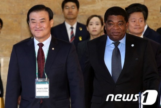 개회식 참석하는 강창희 의장과 마틴 춘공 IPU사무차장