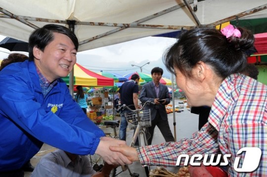 농산물 새벽시장 방문한 안철수 대표
