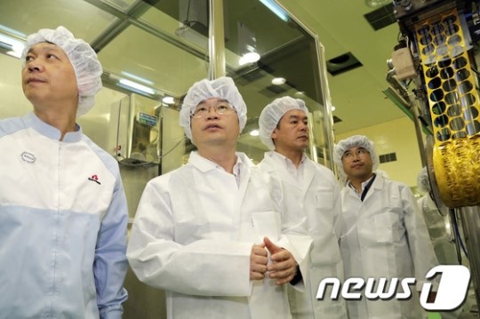 야쿠르트 공장 둘러보는 박형수 청장