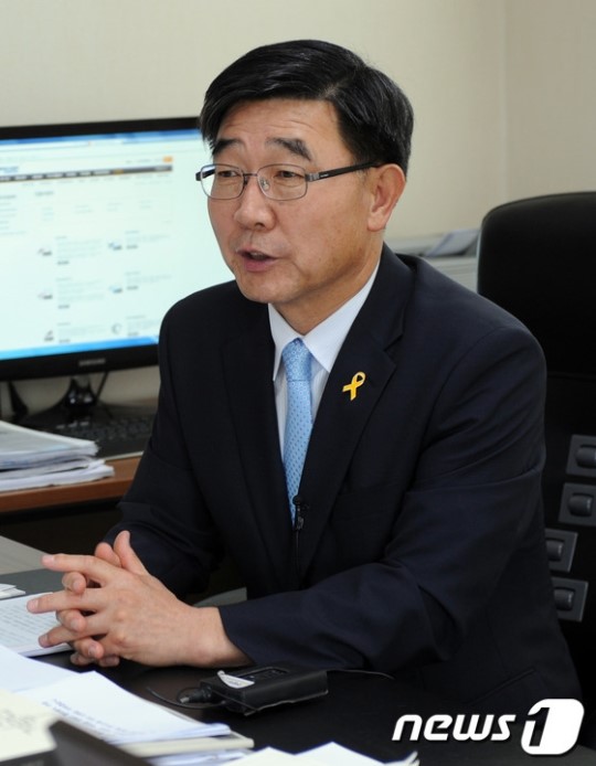 두손 모은 이기권 고용노동부 장관