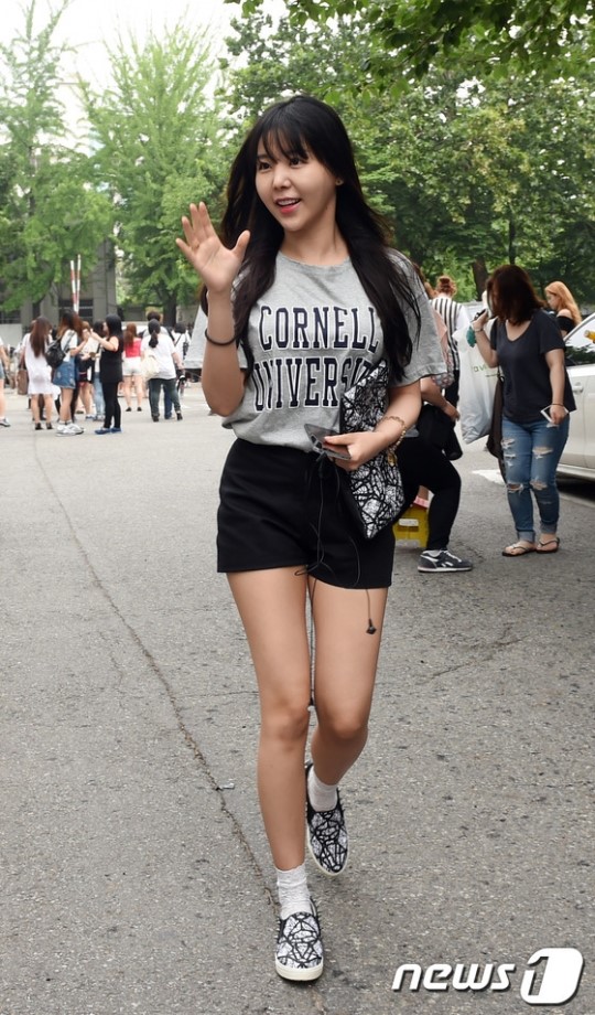 레이나, 출근길 패션은 핫팬츠