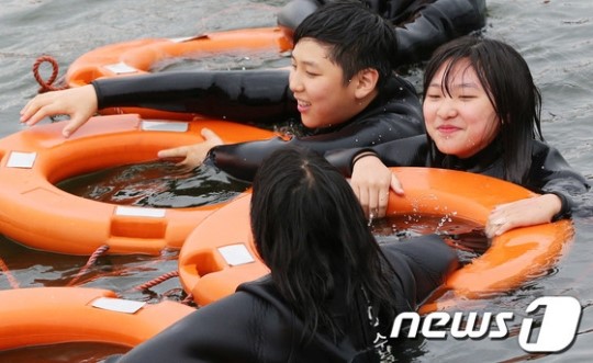 구명튜브 잡으면 안전해요