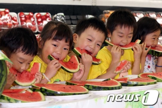 농협유통, 어린이 수박 빨리먹기 대회