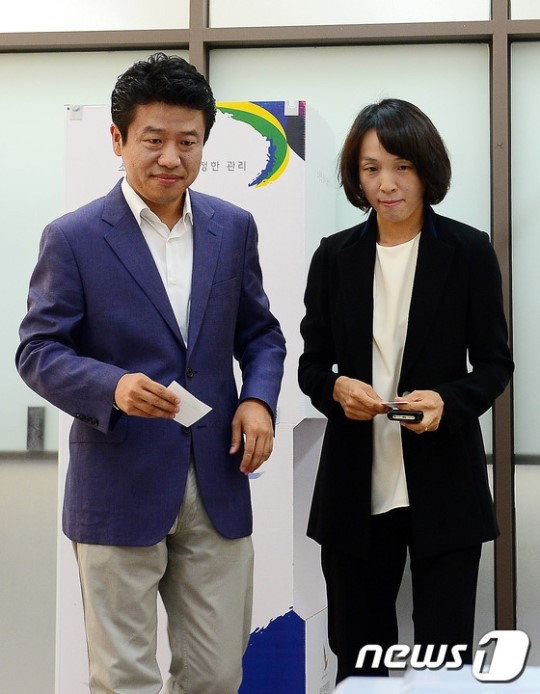 부인과 함께 투표하는 유의동 후보