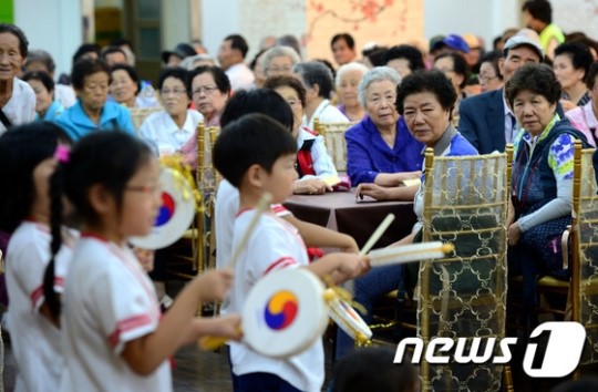 아이들의 축하공연 지켜보는 어르신들