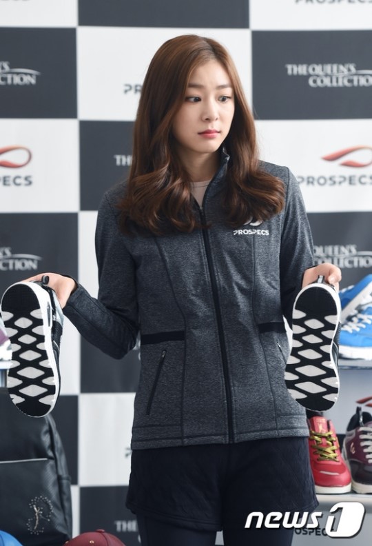 김연아, 양 손엔 신발들고 멍~