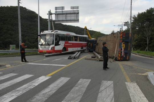 울산서 트레일러 화물 추락, 관광버스 초등생 34명 부상