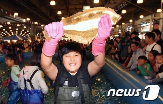 노량진수산시장서 맨손으로 활어 잡아요…도심 속 바다축제
