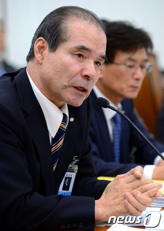 의원들 질의에 답하는 이종구 수산업협동조합중앙회장