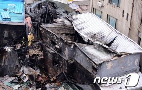 화재로 폐허된 동대문 종합시장 내 의류부자재상가