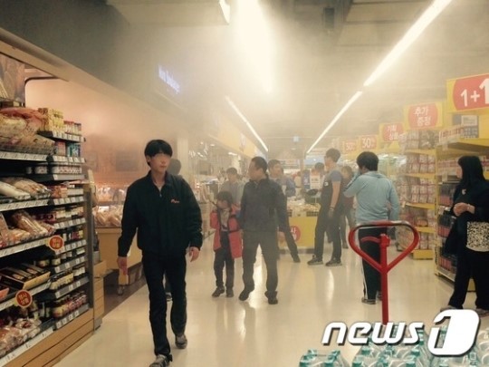 홈플러스 동수원점서 화재…고객 대피 중