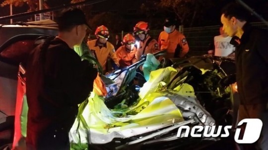 창원서 SUV 차량 전신주 충돌…2명 사상