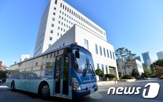 검찰로 들어서는 김형식 시의원 호송차량