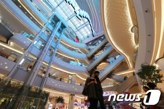 말 많고 탈 많은 롯데월드몰 전면 개장…직접 가보니