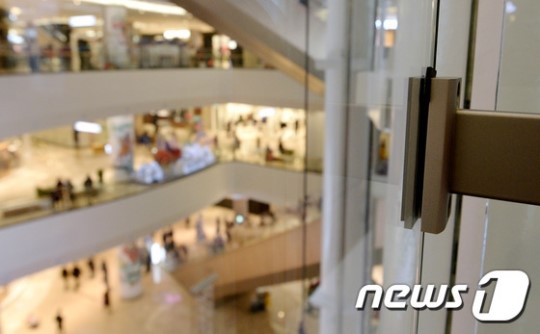제2롯데월드몰 전면 개장, 금속 부품 낙하에 직원 부상