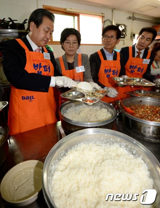 배식 봉사 나선 김무성 대표