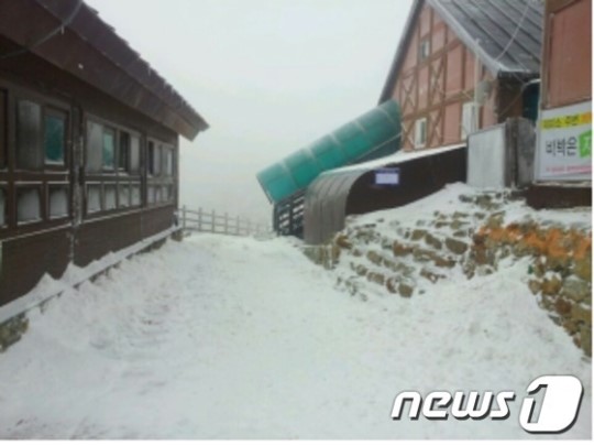 지리산 고산지대 올해 첫 눈…등산객, 아이젠 갖춰야