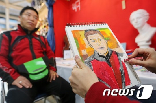 풍물시장에서 초상화 그려요