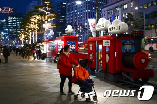 캐릭터 뿌까 꾸며진 도심가판대