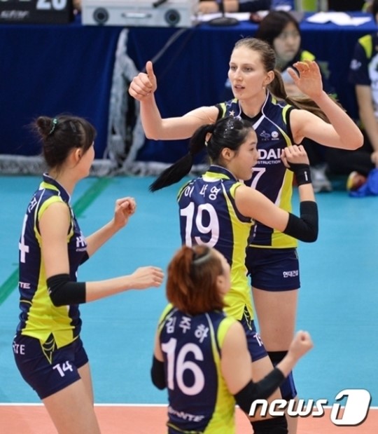 [프로배구]현대건설, 흥국생명 제압…이다영·재영 쌍둥이 첫 대결