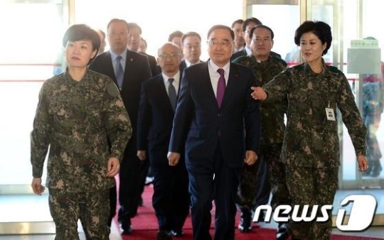 국군간호사관학교 에볼라 파견인력 교육장 방문한 정 총리
