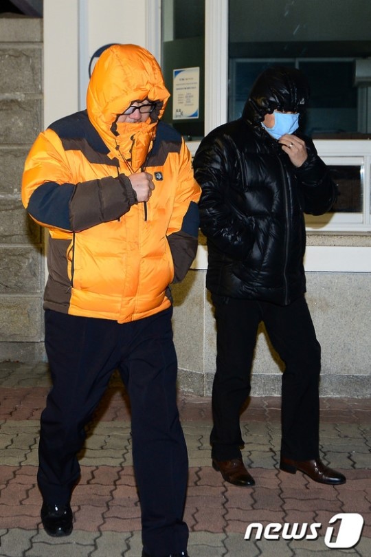 구치소 나서는 최모 경위와 한모 경위