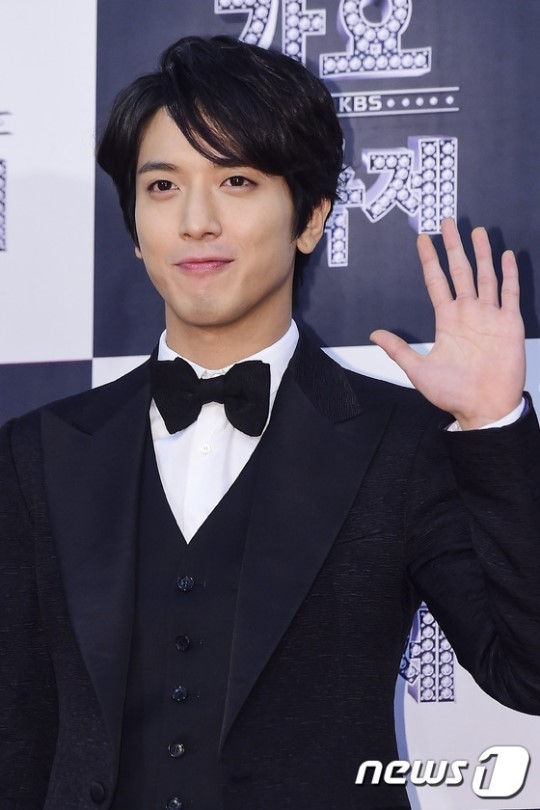 씨엔블루 정용화, 보기만 해도 흐뭇한 손인사~