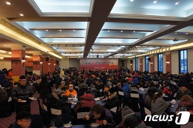 청주 선프라자컨벤션센터, 12년째 새해 첫날 떡국나눔