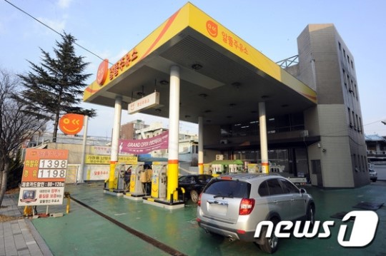 휘발유 1300원대 주유소...꼬리무는 차량들