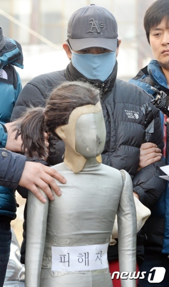 피해자 마네킹 바라보는 최모씨