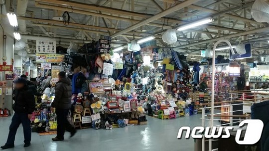 [르포]단속 나왔어요? 물건 없어요…더 치밀해진 담배 암거래시장