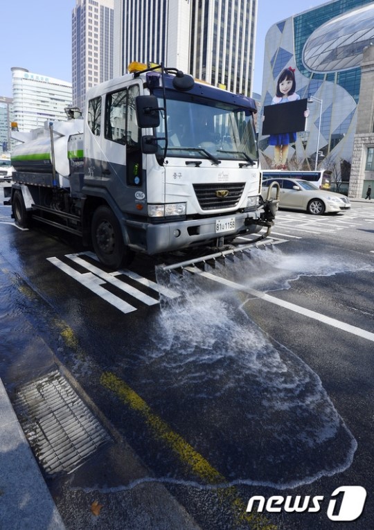 서울시, 도로분진청소로 황사 흔적 지운다