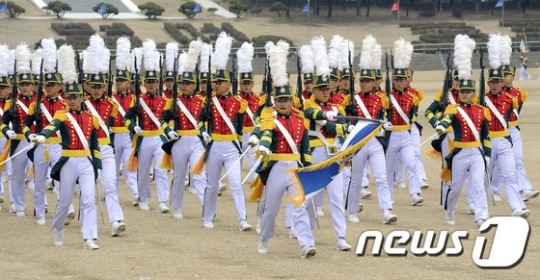 육군 3사 50기 졸업식에서 분열 선보이는 후배 생도들