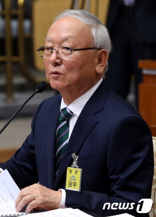 질의 답하는 이병호 후보자
