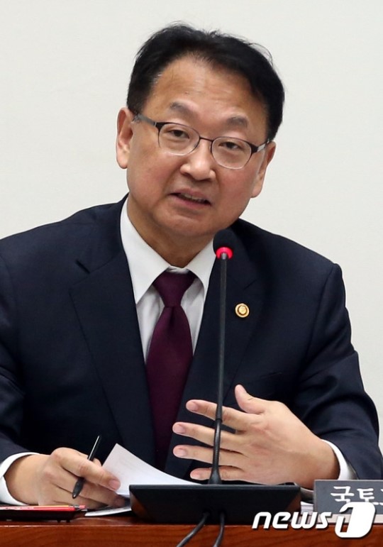 질의 답하는 유일호 장관