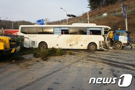 청주 명암타워 인근 버스-트럭 추돌…16명 사상